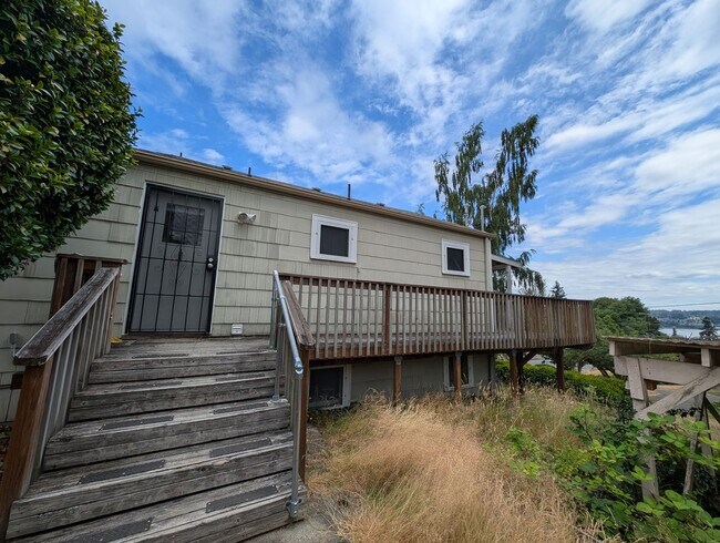 Building Photo - Manette View Apartment For Rent! Will Not Last Long! Available Now!