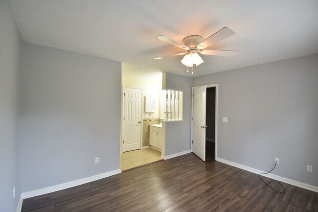 Building Photo - 6897 Kingsgate Dr