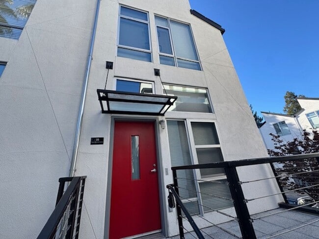 Building Photo - Wonderful Try-level condo near Pleasant Hill Bart-Iron Horse Ln. Walnut Creek