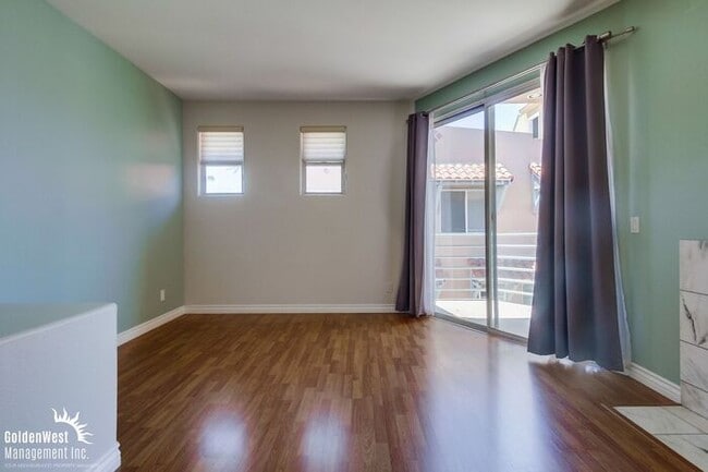 Building Photo - Modern 2Bdm 2.5Ba Town-home with Rooftop D...