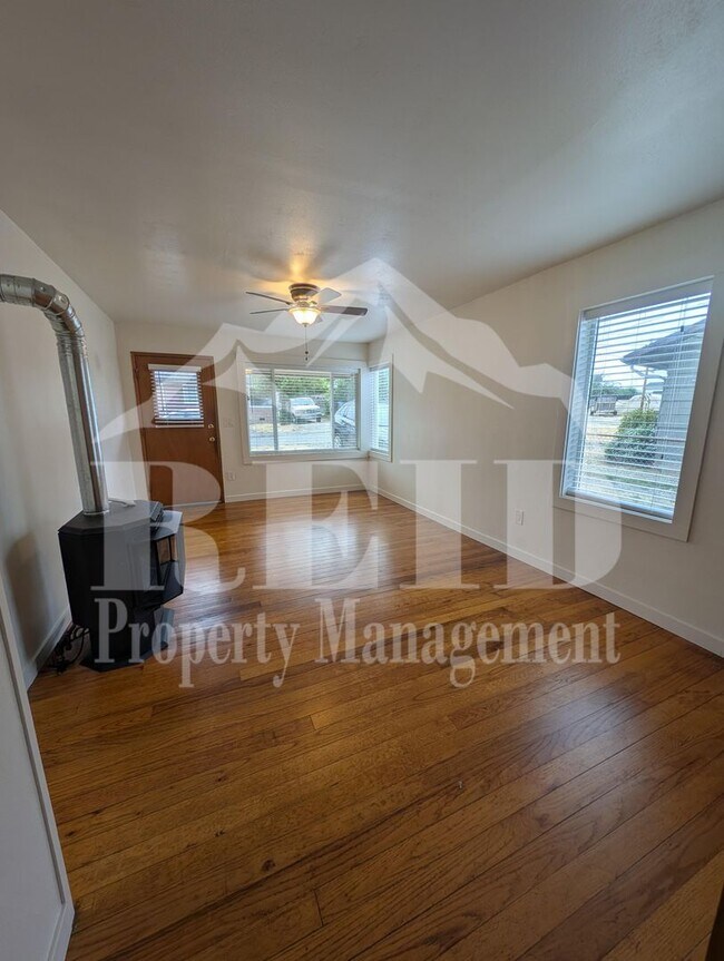 Building Photo - Lebo Reid Duplex