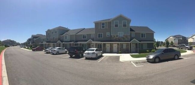 Building Photo - Beautiful 3 Story Vineyard Townhome