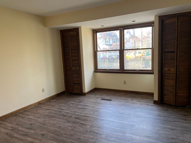 Building Photo - 300 Pleasants Dr