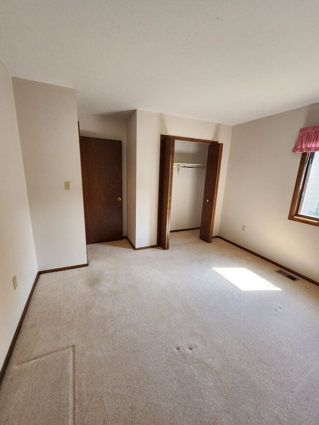 Building Photo - Spacious 3 Bedroom 3 Bathroom Home For Ren...