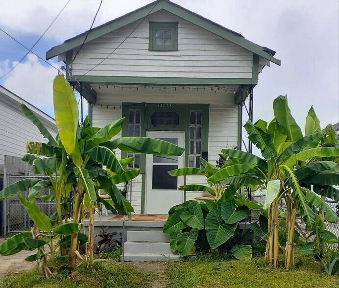 Building Photo - 8428 Oleander St
