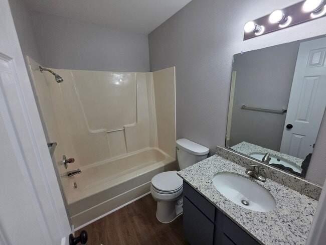 Building Photo - Updated 2 bedroom 2 bath with pool