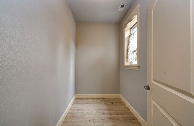 Building Photo - Beautiful 2 Story Town Home - Riverview Terrace Washougal!