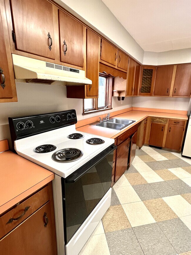 Primary Photo - 1124 4th Ave