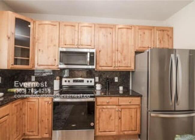 Building Photo - Spacious 2-Bedroom Condo with Fireplace, B...