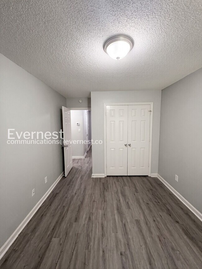 Building Photo - 3 Bed, 2 Bath Home with Garage / Pet-Friendly / Available Now!