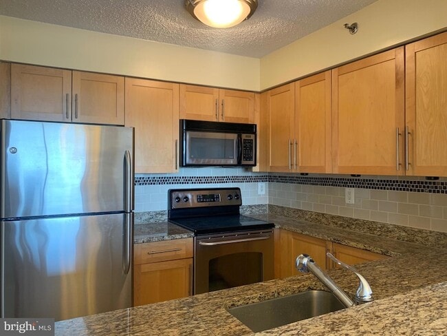 Building Photo - 10101 Grosvenor Pl