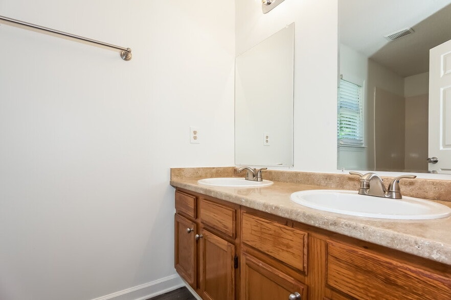 Building Photo - 6335 Teaneck Pl