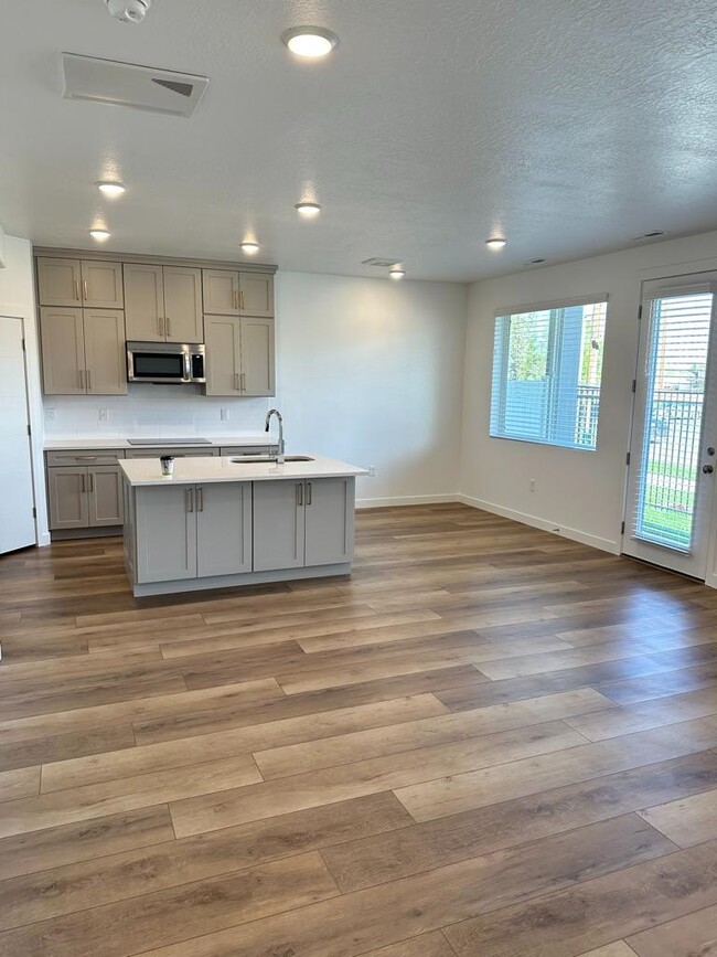 Building Photo - 1520 Fiore Dr