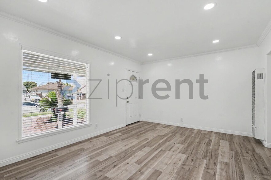 Building Photo - Unit