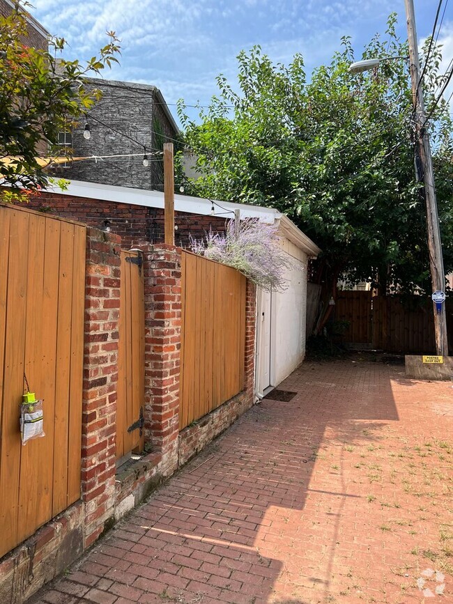Building Photo - Lovely Studio Apartment in Truxton Circle ...