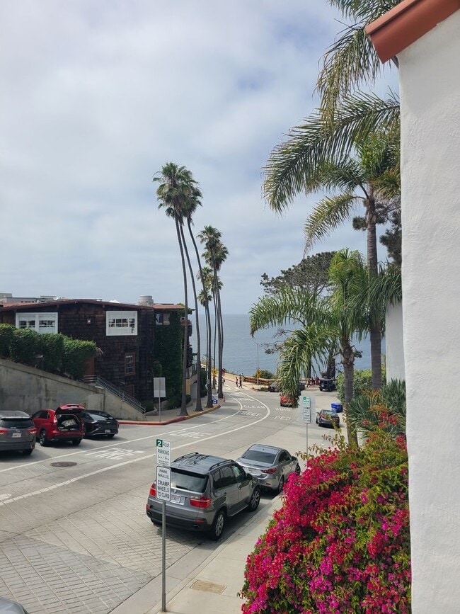 Building Photo - Charming 2 Bed 1 bath "fully furnished mon...