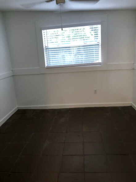 Building Photo - 932 S Riverside Dr