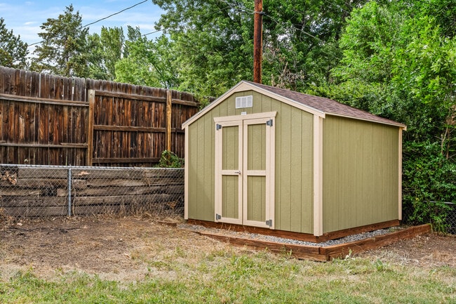 Building Photo - 571 S Taft St