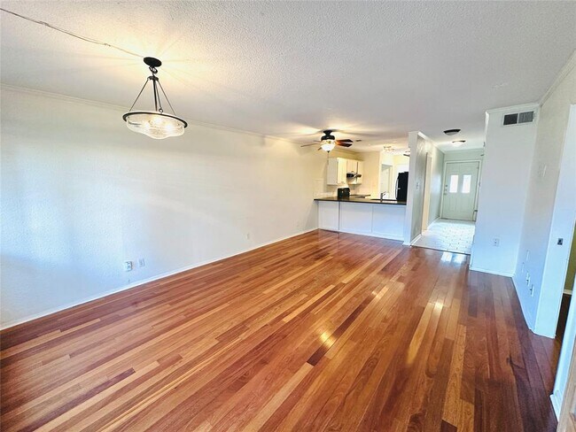 Building Photo - 1101 Hollow Creek Dr