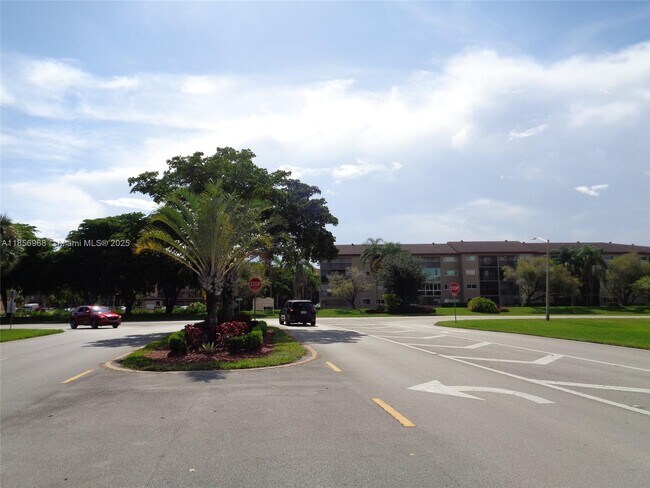 Building Photo - 901 SW 138th Ave