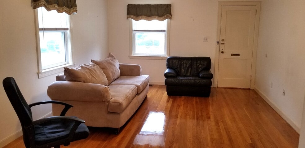 Living room - 42 Chandler St