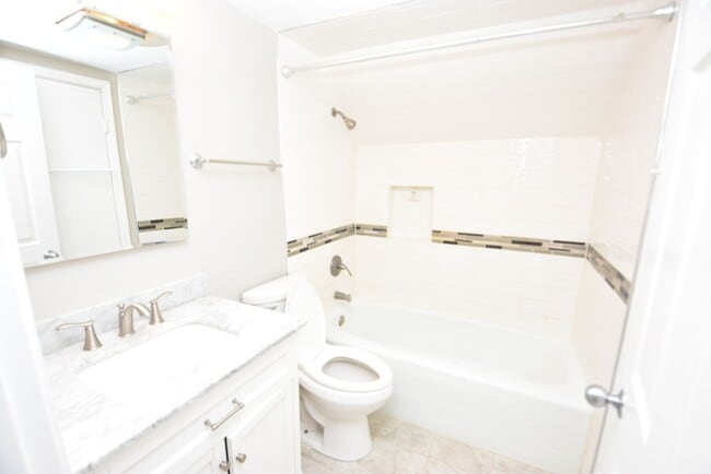 Building Photo - 4 bedroom 2.5 bath South Bend home on larg...