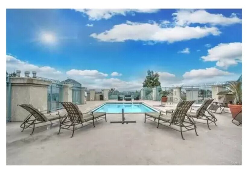 Building Photo - 640 W 4th St