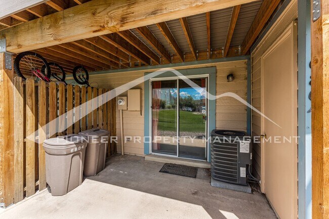 Building Photo - Spacious Townhouse with Central AC and Was...