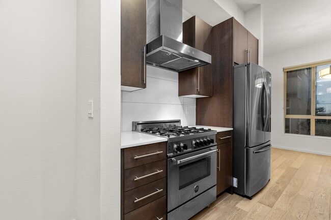 Building Photo - Modern 2 bed/3.5 bath Seattle townhome