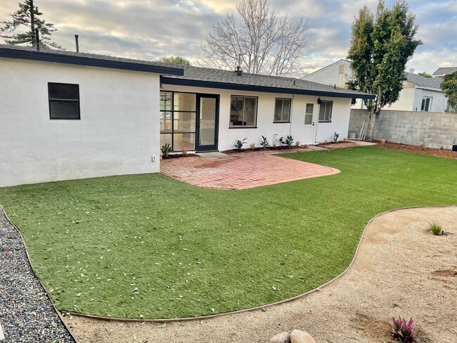 Building Photo - Mid-Century Modern Bay Park Home