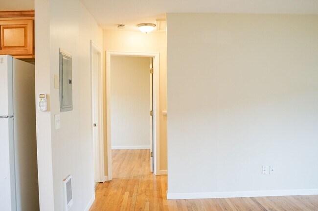 Building Photo - Updated Vintage 2Bed Courtyard Flat w/Hard...