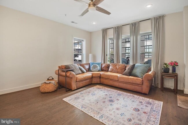 Building Photo - 813 Rockwell Ave