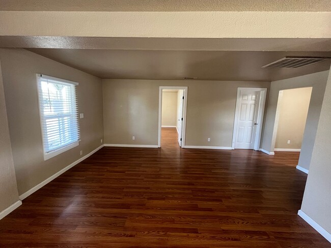 Building Photo - Strathmore House, Move In Ready!