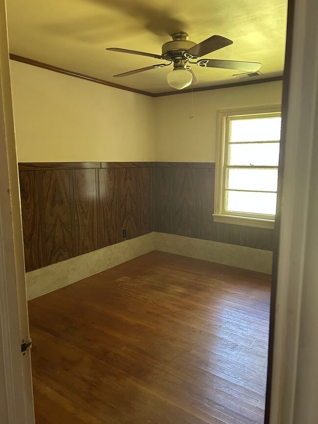 Building Photo - 1615 Edgewood Dr