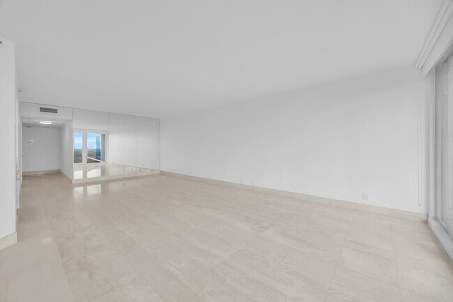 Building Photo - 529 S Flagler Dr