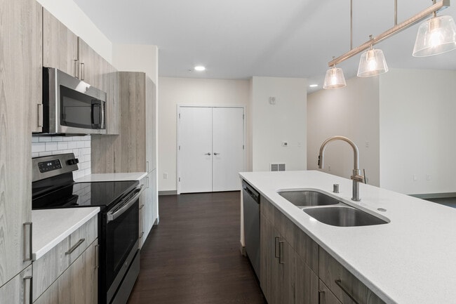 Building Photo - 2420 E Capitol Dr