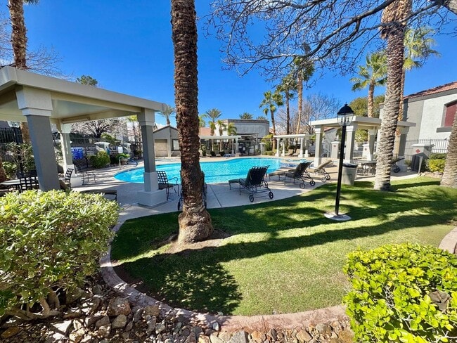 Building Photo - Resort-Style Living in Seven Hills!