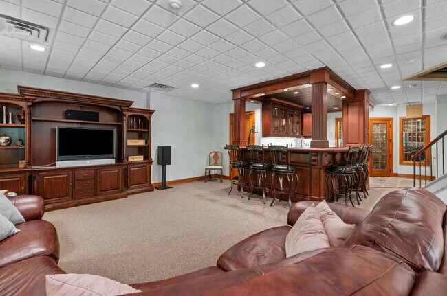 Building Photo - Luxurious 5-Bed Sanctuary with Scenic View...