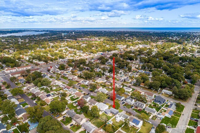 Building Photo - 1331 Sunset Ave