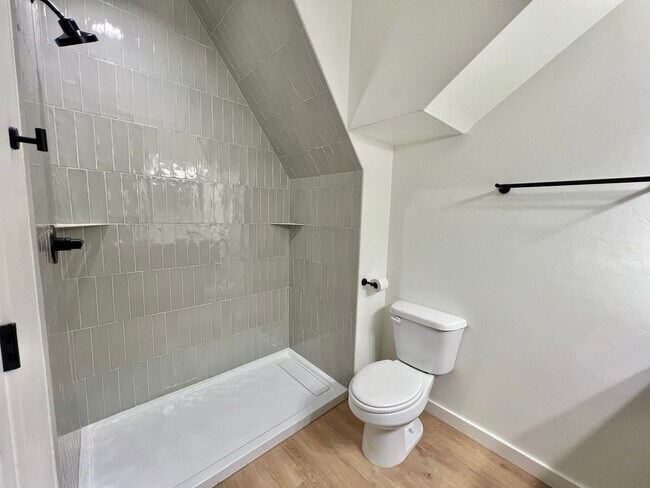 Building Photo - 216 E Hurd St