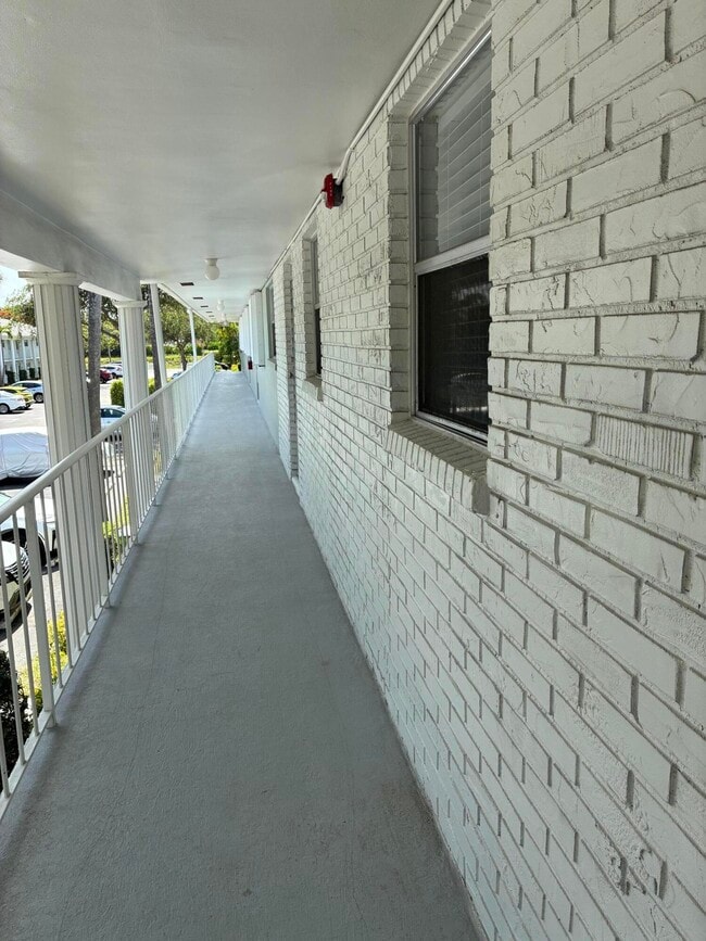 Building Photo - 2600 SW 22nd Ave