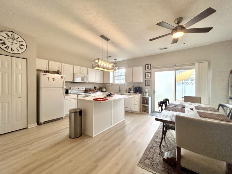 Building Photo - 7826 Heaton Way