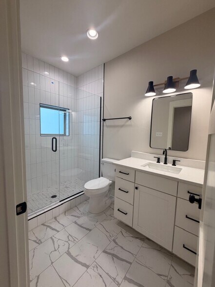 Building Photo - 14 Walnut St NE