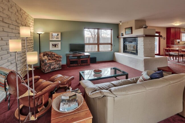 Building Photo - OLD TOWN AMAZING 2 Bedroom 2/BA 1.5/BA 2/Story 1475/SF Townhouse