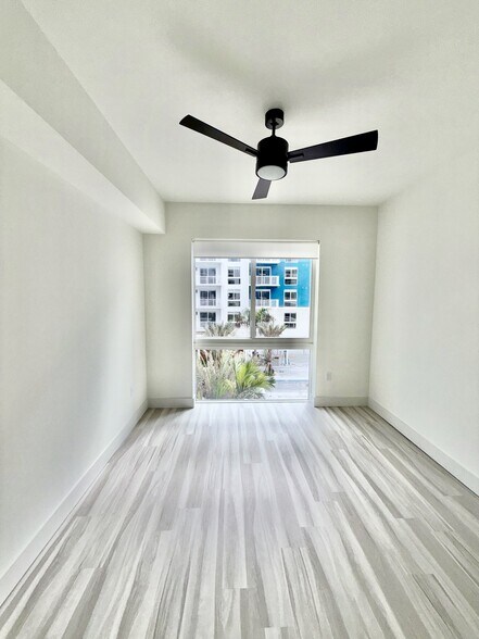 Building Photo - 18631 NE 25th Pl