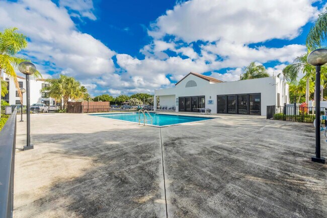 Building Photo - 210 Lake Pointe Dr