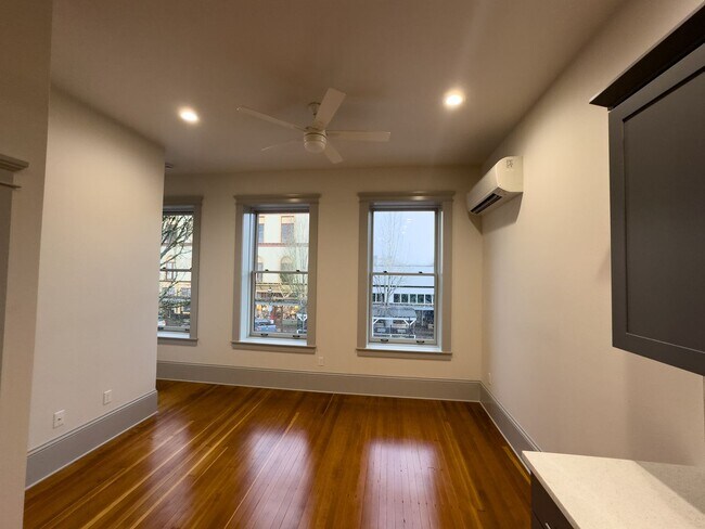 Building Photo - WINTER SPECIAL - NEWLY RENOVATED DOWNTOWN SALEM ONE BEDROOM