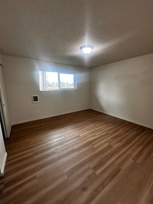 Building Photo - Spacious 3-Bedroom Apartment with Limited-...