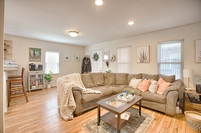 Building Photo - 2bed/1bath in Logan Square! Central Air! HUGE Private Deck!  New Kitchen!