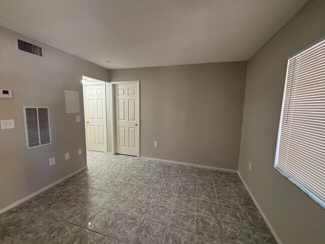 Building Photo - 921 33rd Ave W